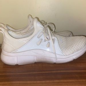 white nike tennis shoes